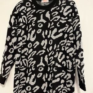 Leopard neutral sweater - super cute! L